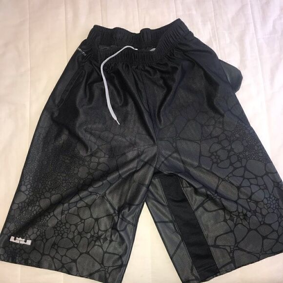 Nike boys athletic shorts size XL

Gently used - Picture 1 of 3